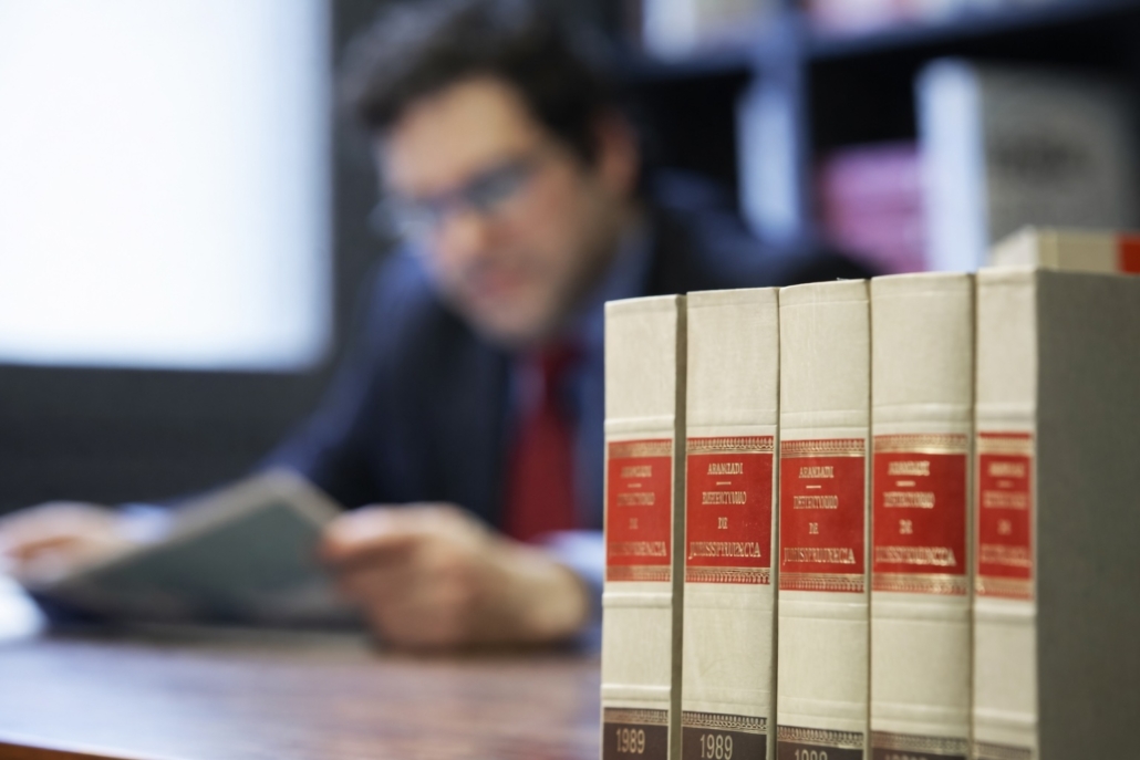 Estudio jurídico y análisis de jurisprudencia en casos de herencias Abogado especializado en herencias analizando jurisprudencia en su despacho profesional.